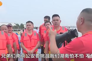 足协主席宋凯为媒体记者足球友谊赛开球，并向冯潇霆赠送纪念球衣